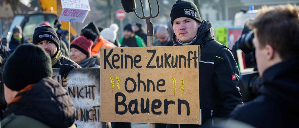 Bei einer Kundgebung demonstrierten einige Hundert Bauern und Unterstützer vor dem neuen Bahnwerk.