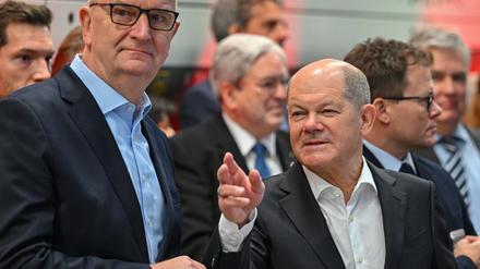 Das Cottbuser Bahnwerk eröffneten Kanzler Olaf Scholz und Regierungschef Dietmar Woidke noch gemeinsam 