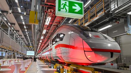 Ein ICE bei der Eröffnung des DB-Instandhaltungswerk in Cottbus.