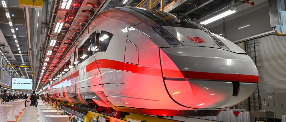 Ein ICE bei der Eröffnung des DB-Instandhaltungswerk in Cottbus.