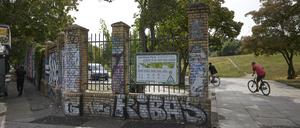 ARCHIV - 18.09.2023, Berlin: Blick auf einen Teil der Mauer des Görlitzer Parks.    (zu dpa «Spionage-Verdacht und Schüsse im «Kalten Krieg» - Berliner Prozesse») Foto: Jörg Carstensen/dpa +++ dpa-Bildfunk +++