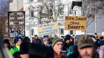 Bauerndemo vor dem neuen ICE-Werk in Cottbus.