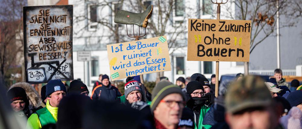Bauerndemo vor dem neuen ICE-Werk in Cottbus.