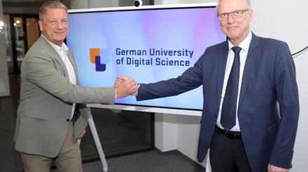 Die Gründung der „German University of Digital Science“ in Potsdam von Mike Friedrichsen (links) und Christoph Meinel.