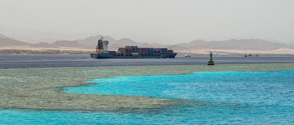 Huthi-Angriffe im Roten Meer beeinträchtigen die Schifffahrt. 