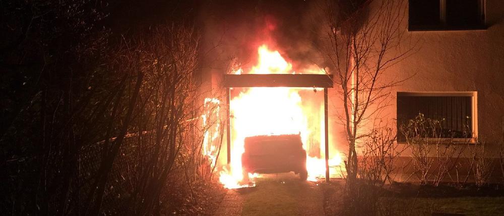 In der Nacht zum 1. Februar 2018 wurde auf das Auto des Linken-Politikers Ferat Kocak ein Brandanschlag verübt.