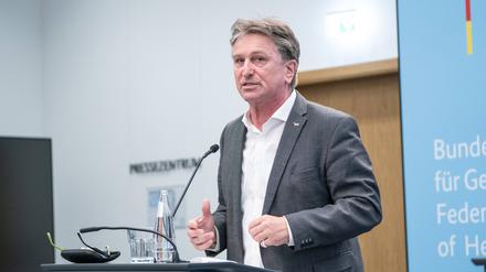 Manne Lucha (Bündnis 90/Grüne), Minister für Soziales, Gesundheit und Integration in Baden-Württemberg (Archivbild).