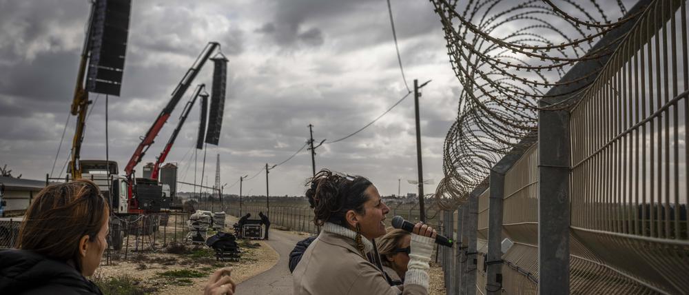 Angehörige der israelischen Geiseln, die von der Hamas festgehalten werden, rufen während einer Protestaktion an der Grenze zwischen Israel und Gaza ihre Namen.