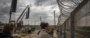 Angehörige der israelischen Geiseln, die von der Hamas festgehalten werden, rufen während einer Protestaktion an der Grenze zwischen Israel und Gaza ihre Namen. 