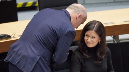 Kai Wegner (CDU), Regierender Bürgermeister, und Katharina Günther-Wünsch (CDU), Bildungssenatorin, begrüßen sich bei einer Plenarsitzung im Berliner Abgeordnetenhaus. 