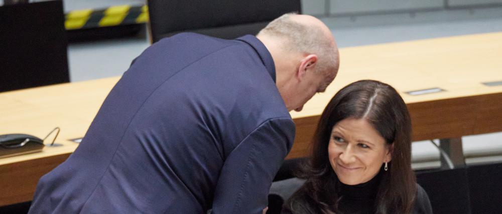 Kai Wegner (CDU), Regierender Bürgermeister, und Katharina Günther-Wünsch (CDU), Bildungssenatorin, begrüßen sich bei einer Plenarsitzung im Berliner Abgeordnetenhaus. 