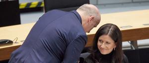 Kai Wegner (CDU), Regierender Bürgermeister, und Katharina Günther-Wünsch (CDU), Bildungssenatorin, begrüßen sich bei einer Plenarsitzung im Berliner Abgeordnetenhaus. 