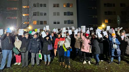 Die Mieter im Quartier Tegel-Süd protestieren mit ihren Abrechnungen gegen hohe und für sie undurchsichtige Nachzahlungsaufforderungen.