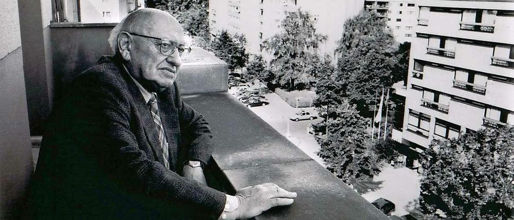 Blick zurück: Marcel Reich-Ranicki 1999 bei einem Berlin-Besuch auf einem Balkon in seinem Wohnhaus von 1934 bis 1938 in der Güntzelstraße 53 in Wilmersdorf.