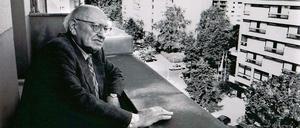 Blick zurück: Marcel Reich-Ranicki 1999 bei einem Berlin-Besuch auf einem Balkon in seinem Wohnhaus von 1934 bis 1938 in der Güntzelstraße 53 in Wilmersdorf.