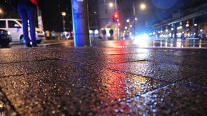 Auf Blitzeis rutscht man schnell aus. 