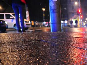 Auf Blitzeis rutscht man schnell aus.