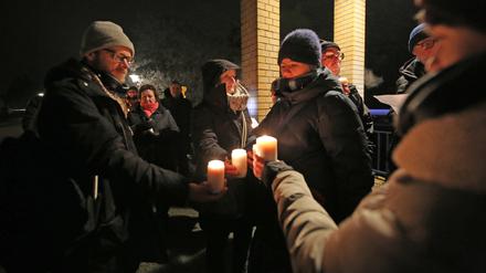 Demo in Neu-Fahrland: Etwa 60 Potsdamer und Potsdamerinnen protestierten am Donnerstagabend gegen die rechten Umtriebe in der Villa Adlon.
