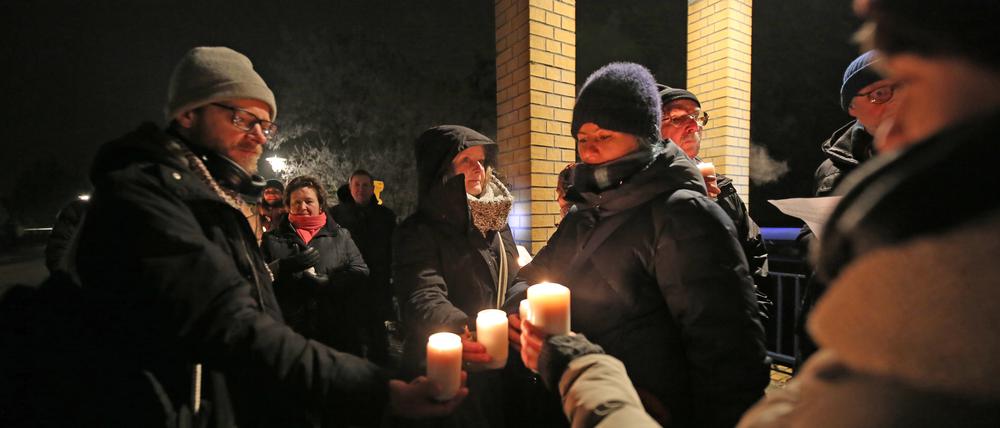 Demo in Neu-Fahrland: Etwa 60 Potsdamer und Potsdamerinnen protestierten am Donnerstagabend gegen die rechten Umtriebe in der Villa Adlon.