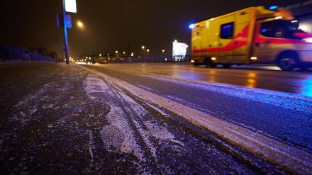 Auf den Straßen in Berlin und Brandenburg hat sich am Donnerstagnachmittag gefährliche Eisglätte gebildet.