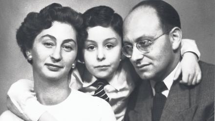 Andrew Ranicki mit Mutter Teofila und Vater Marcel, 1957 in Warschau.