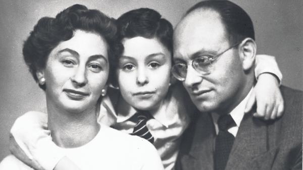 Andrew Ranicki mit Mutter Teofila und Vater Marcel, 1957 in Warschau.