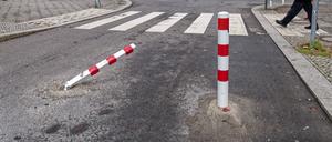 Kiezblock Reuterkiez, Einbahnstraßen, Poller und Sperren für den Durchgangsverkehr in Berlin-Neukölln am Maybachufer. Neues Verkehrskonzept Reuterkiez soll den Durchgangsverkehr von Nebenstraßen auf die Hauptstrassen verlagern. Einbahnstraßen, Poller und Sperren für den Durchgangsverkehr. Umgefahrener Poller am Maybachufer. Berlin-Neukölln, *** Kiezblock Reuterkiez, one-way streets, bollards and barriers for through traffic in Berlin Neukölln on Maybachufer New Reuterkiez traffic concept aims to shift through traffic from side streets to the main roads One-way streets, bollards and barriers for through traffic Bollard bypassed on Maybachufer Berlin Neukölln,