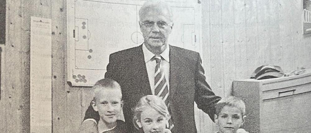 Gruppenbild mit dem Kaiser. Autorin Charlotte Bruch steht vorne in der Mitte.