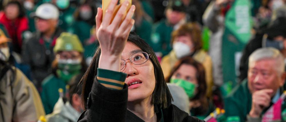 Eine Unterstützerin der Regierungspartei DPP in Taiwan. Im Vorlauf der Wahlen haben Desinformationskampagnen stark zugenommen.
