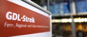 Auf einem Schild am Berliner Hauptbahnhof wird auf den Bahn Streik der GDL hingewiesen. Heute ist der zweite Tag des Streiks der Lokfuehrergewerkschaft GDL, an dem mit Zugausfaellen zu rechnen ist. Berlin, 11.01.2024. Berlin Deutschland *** A sign at Berlin Central Station points out the GDL rail strike Today is the second day of the strike by the train drivers union GDL, on which train cancellations are to be expected Berlin, 11 01 2024 Berlin Germany Copyright: xKiraxHofmannx