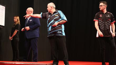 Erst bewunderte Marcel Althaus (re.) Dartslegende Phil Taylor nur vor dem Fernseher. Bei der World Darts Gala durfte er 2019 dann sogar gegen ihn antreten.