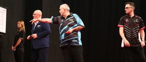 Erst bewunderte Marcel Althaus (re.) Dartslegende Phil Taylor nur vor dem Fernseher. Bei der World Darts Gala durfte er 2019 dann sogar gegen ihn antreten.