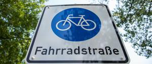 Ein Schild „Fahrradstraße“.