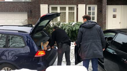 Beamte der Hamburger Polizei sichern am Freitagmorgen Beweismittel aus dem Wohnhaus von Christina Block, die in die Verschleppung ihrer eigenen Kinder verstrickt sein soll.