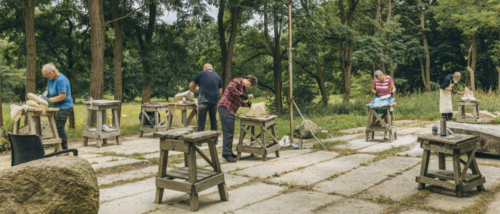 Die Klasse ist schon bei der Feinarbeit an den Skulpturen.  