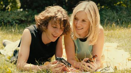 Léa Drucker als Anne und Samuel Kircher als Théo in einer Szene des Films „Im letzten Sommer“ 
