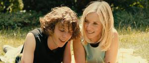 Léa Drucker als Anne und Samuel Kircher als Théo in einer Szene des Films „Im letzten Sommer“ 