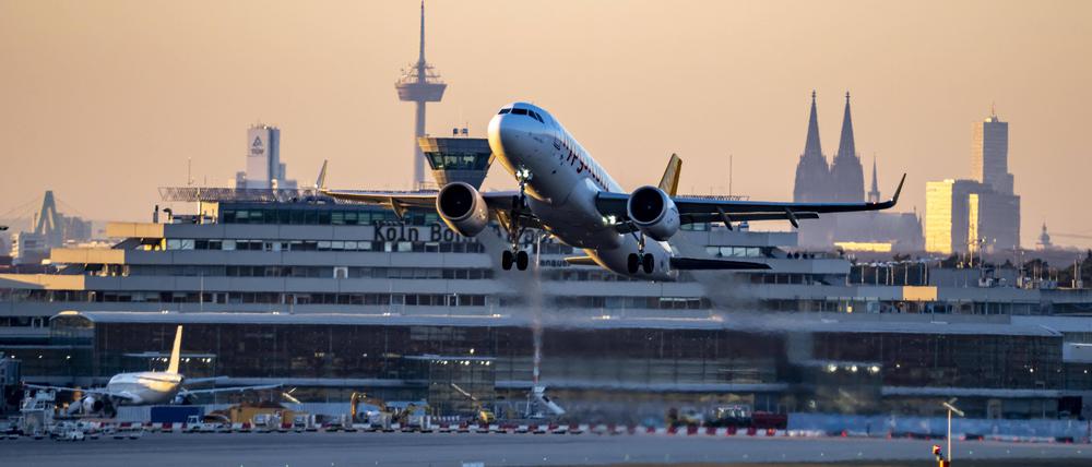 Eine Maschine startet am Flughafen Köln/Bonn.