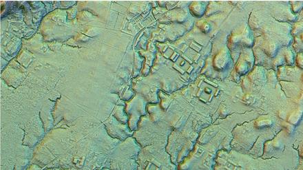 Aufnahmen mit Laserstrahlen im Amazonasgebiet zeigen ein ausgedehntes Wegenetz und rechtwinklige Hügel, die von Menschen aufgeschüttet und bebaut wurden.