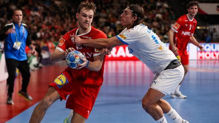 Mathias Gidsel (l.) und das dänische Team setzten sich zum EM-Auftakt gegen Tschechien durch.