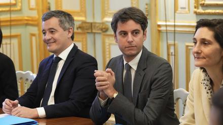 12.01.2024, Frankreich, Paris: Gerald Darmanin (l), Innenminister von Frankreich, Gabriel Attal (M), neu ernannter Premierminister von Frankreich, und Amelie Oudea-Castera, neu ernannte Ministerin für Bildung, Sport und Olympische Spiele von Frankreich, nehmen nach einer Kabinettsumbildung zur wöchentlichen Kabinettssitzung im Élysée-Palast ein. 