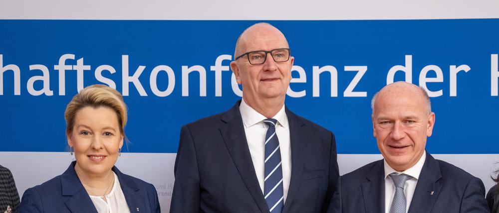 Berlins Wirtschaftssenatorin Franziska, Giffey (SPD), Dietmar Woidke (SPD), Ministerpräsident von Brandenburg, und Kai Wegner (CDU), Regierender Bürgermeister von Berlin