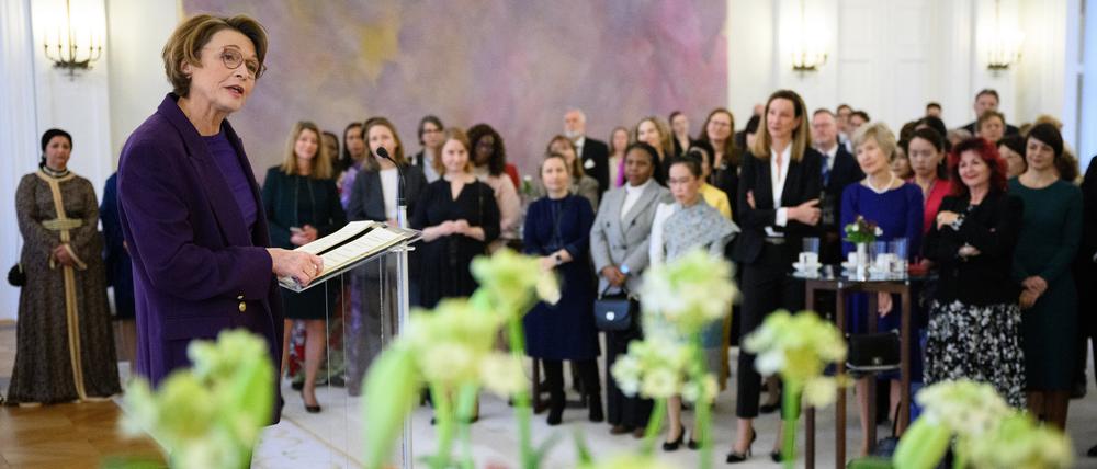 Gibt Anlass zur Zuversicht:  Elke Büdenbender, Ehefrau von Bundespräsident Steinmeier, begrüßt die Gäste zu ihrem Neujahrsempfang im Schloss Bellevue. 