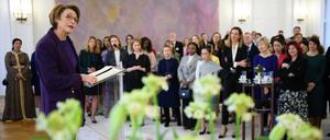 Gibt Anlass zur Zuversicht:  Elke Büdenbender, Ehefrau von Bundespräsident Steinmeier, begrüßt die Gäste zu ihrem Neujahrsempfang im Schloss Bellevue. 