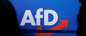 Das Parteilogo ist beim AfD-Bundesparteitag in der Magdeburger Messe zu sehen.