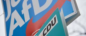 Ein Wahlplakat der AfD (oben) hängt über einem der CDU (unten) für die Wiederholungswahl in Berlin. Die Union versucht sich von den Rechtsextremen abzusetzen.