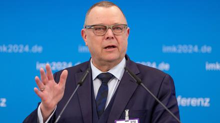 12.01.2024, Brandenburg, Potsdam: Brandenburgs Innenminister Michael Stübgen (CDU) spricht nach der symbolischen Staffelstab-Übergabe durch Berlins Innensenatorin Spranger für den Vorsitz der Innenministerkonferenz 2024 während einer gemeinsamen Pressekonferenz. Der Vorsitz der Länder-Innenministerkonferenz (IMK) geht von Berlin auf Brandenburg über. Foto: Soeren Stache/dpa +++ dpa-Bildfunk +++