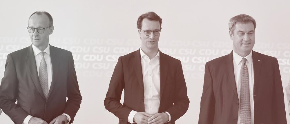 Friedrich Merz (l) CDU-Parteivorsitzender steht mit Hendrik Wüst (M, CDU), Ministerpräsident von Nordrhein-Westfalen, und Markus Söder, CSU-Parteivorsitzender, vor der gemeinsamen Präsidiumssitzung von CDU und CSU im Mai 2022 in Köln.
