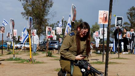 Ort der Erinnerung: Eine israelische Soldatin gedenkt Tair und Hodaya Davids, die bei dem Massaker vom 7. Oktober von der Hamas getötet beziehungsweise entführt wurden.