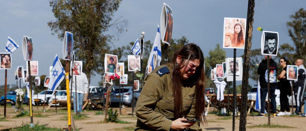 Ort der Erinnerung: Eine israelische Soldatin gedenkt Tair und Hodaya Davids, die bei dem Massaker vom 7. Oktober von der Hamas getötet beziehungsweise entführt wurden.